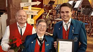 Christian Küpfer (rechts) gratuliert der Jubilarin Karin Amann. Ehemann Martin Amann (links) schließt sich an. Bild: Stefan Kurczynski