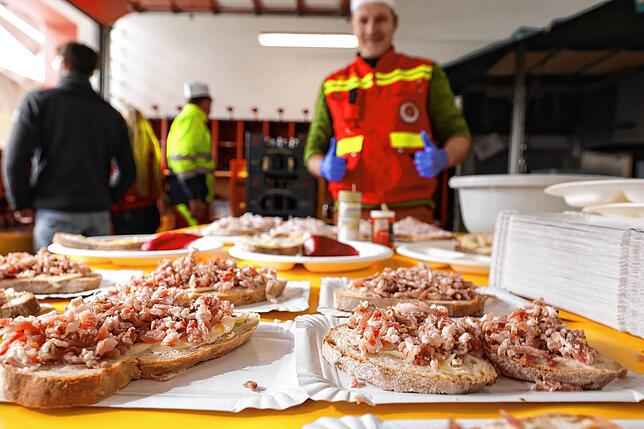 Allein die DLRG Moos war an dem Wochenende mit über 30 Mitgliedern aktiv. Sie verarbeiteten über 300 Kilo der Bülle.