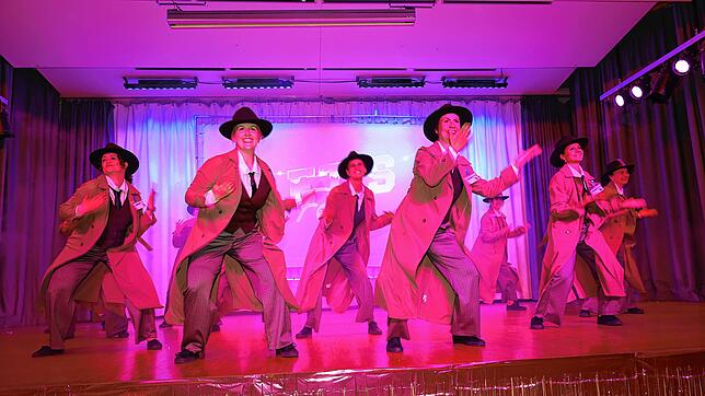 Der Siegertanz beim ersten Showtanzwettbewerb für Narrenvereine in Pfaffenweiler: Die Tänzerinnen von Gallina Locas aus Behla als ...