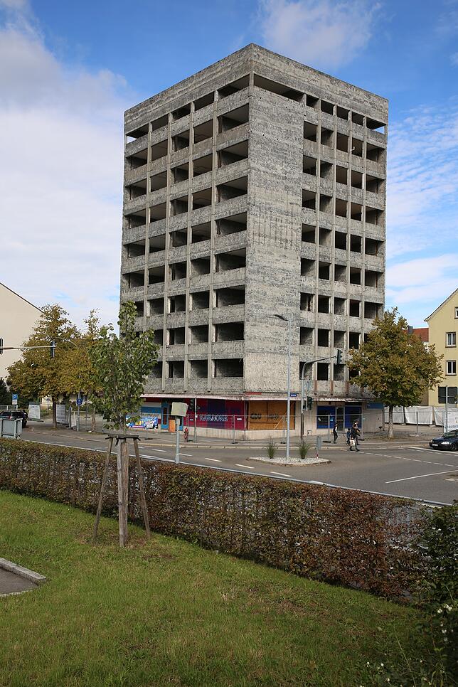 Ein ganzes Jahr lang steht das Gebäude an der Ecke Hauptstraße/Bahnhofstraße leer. Im April 2018 starten die Abrissarbeiten, die vor ...