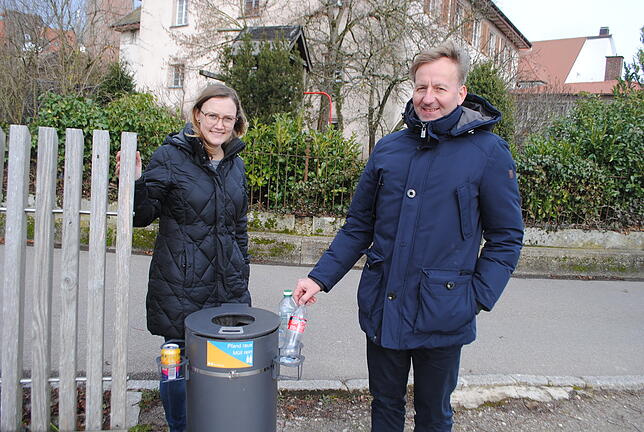 Stephanie Meyer und Oberbürgermeister Philipp Frank testen auf dem Generationenplatz in Waldshut einen der vier Mülleimer mit Pfandringen.