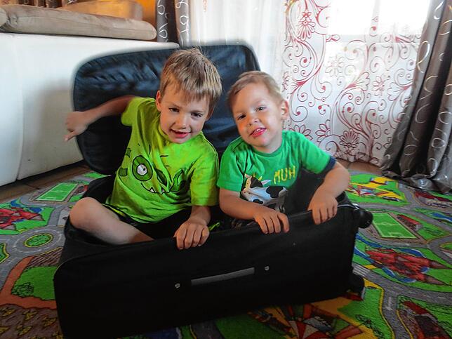 Lennard und Nicolai sitzen schon mal Probe, bevor sie Koffer packen.