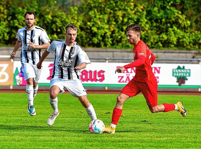 Vorbereiter: Emanuel Esser (rechts, gegen Etienne Leisinger) deutete beim 6:2-Sieg gegen den FC Wittlingen an, dass er durchaus in die ...