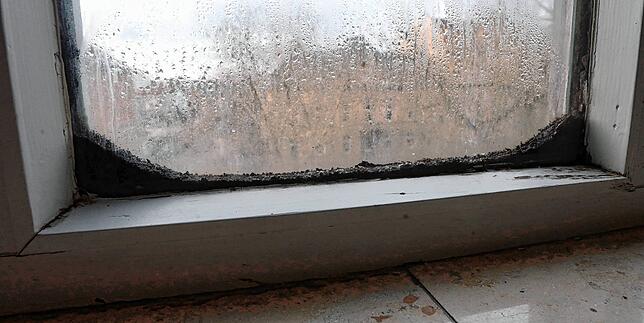 Und so sieht das rostige Fenster im Detail aus. Bei der Klimasanierung wird es ausgetauscht. Der Denkmalschutz ist auch involviert.