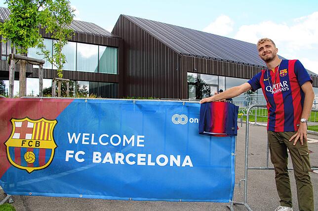 Ein Fan wartet am 28. Juli 2021 hinter einer Absperrung auf die Ankunft des FC Barcelona am Öschberghof.
