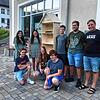 Die Bauwagenjugend Mauchen hat das Projekt Lebensmittelfairteiler unterstützt. Hier beim Aufstellen des Regals beim JA-Treff mit Samira ...