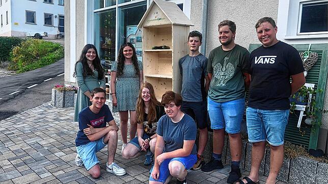Die Bauwagenjugend Mauchen hat das Projekt Lebensmittelfairteiler unterstützt. Hier beim Aufstellen des Regals beim JA-Treff mit Samira ...