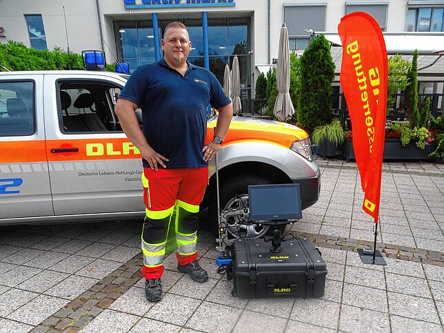 David Lehr von der DLRG und sein Team stellten die Arbeit ihres Vereins vor. Rechts im Bild der neue Personensuchsonar.
