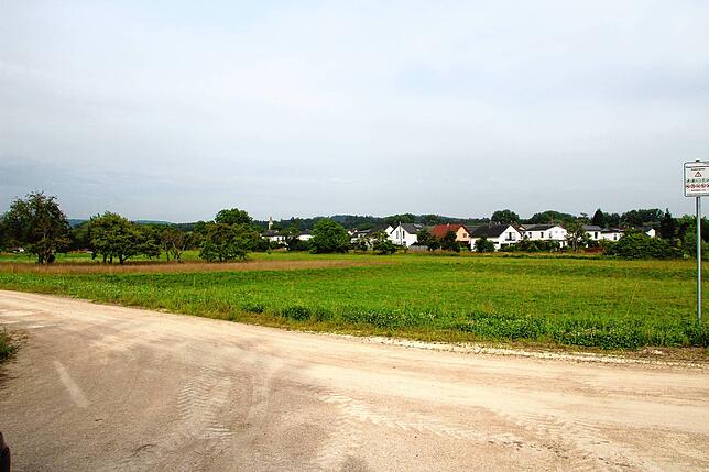 Der südliche Teil des vorgesehenen Baugebiets: Vor den Gebäuden im Hintergrund fließt der Beurener Dorfbach.