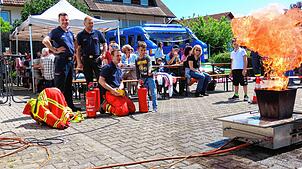 Das Feuerlöschen war bei den Kindern besonders beliebt, die Gerätschaft samt Flammenwerfer faszinierte. Im Hintergrund stehen Christoph ...