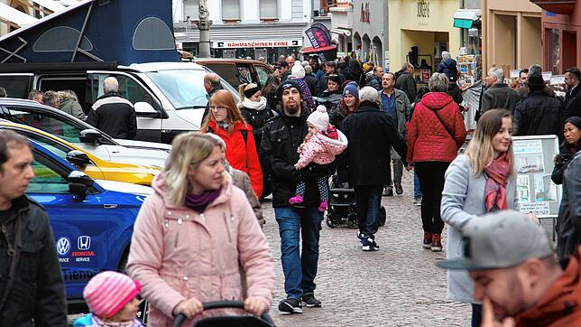 Im November 2019 flanierten Besucher des verkaufsoffenen Sonntags durch die Tiengener Hauptstraße. In diesem Jahr fällt die ...