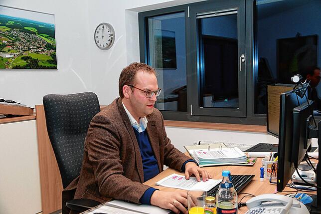 0.01 Uhr: Jetzt ist es soweit. Die möglichen Impftermine wurden im Internet frei geschaltet. Konzentriert gibt Andreas Braun die ...