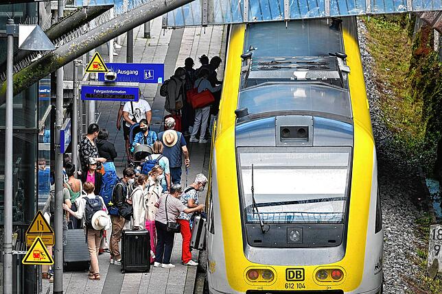Reisende steigen am Bahnhof in Überlingen in einen Regionalzug ein. Das Neun-Euro-Ticket kommt bei der Mehrheit der Bürger gut an.