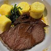Peter Vögele, „Landgasthof zum Adler“, Überlingen-Lippertsreute: Kalbsbäckle mit Frischkäse-Gnocchi und Gremolata.
