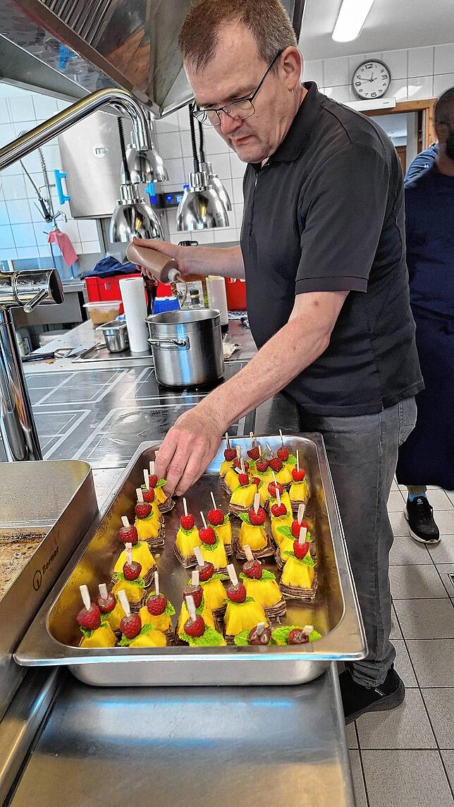 Bild 6: Glückliche und satte Gäste: Die erste Küchenparty im Schenkenberger Hof war ein kulinarischer Erfolg