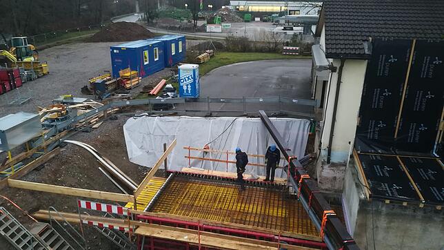 Ein Teil der Kläranlage ist bereits Großbaustelle: Mit dem Bau eines Klärschlammfaulturms und einem Blockheizkraftwerk zur ...