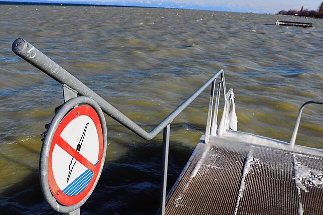 Auch am Schweizer Ufer, im nahen Altnau, sorgte der auflandige Wind für einen dicken Eispanzer am Ufer.