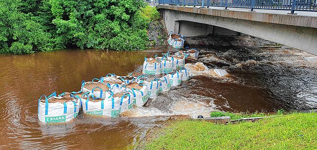 Bild 3: Brigach-Damm hält Wassermassen nicht Stand