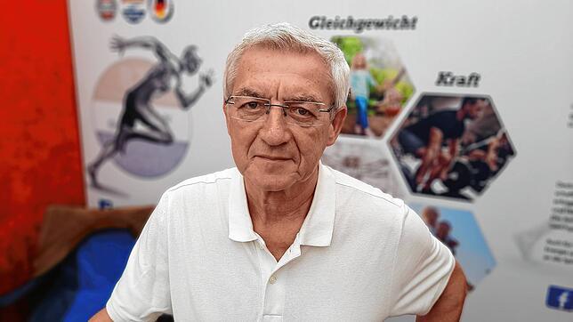 Anton Weigand stellt ein Armband vor, das angeblich die Gesundheit fördern soll.
