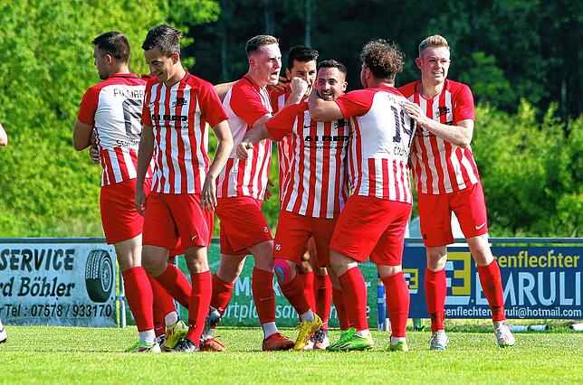 Bild 1: Die besten Bilder vom Duell zwischen FV Walbertsweiler-Rengetsweiler und FC Neustadt