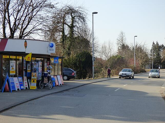 Westlich des Bahnhofskiosks möchte die Stadt öffentliche Parkplätze anlegen lassen. Das Grundstück zwischen dem Kiosk und dem ...