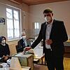 Niklas Nüssle, Landtagskandidat der Grünen, gibt am Sonntag in Ofteringen seine Stimme für die Landtagswahl in Baden-Württemberg ab. ...