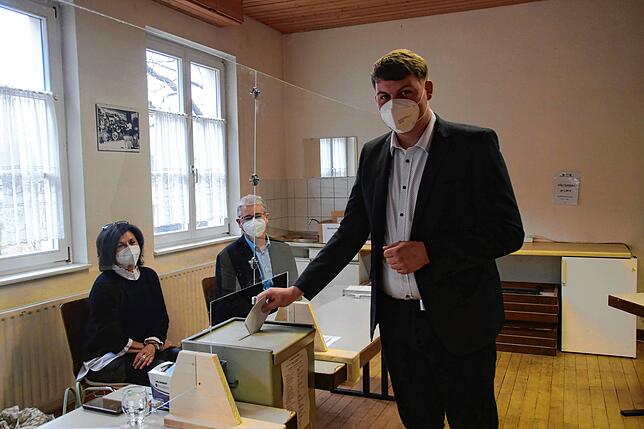 Niklas Nüssle, Landtagskandidat der Grünen, gibt am Sonntag in Ofteringen seine Stimme für die Landtagswahl in Baden-Württemberg ab. ...