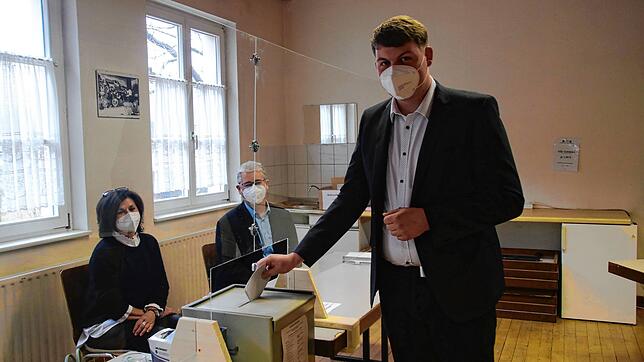 Niklas Nüssle, Landtagskandidat der Grünen, gibt am Sonntag in Ofteringen seine Stimme für die Landtagswahl in Baden-Württemberg ab. ...