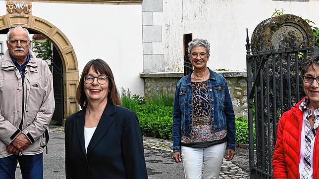 Wechsel im Vorstand des Vereins Freunde Schloss Tiengen (von links): Der ausgeschiedene Vorsitzende Mathias Wetz, die neue Vorsitzende ...