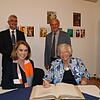 Eintrag ins Goldene Buch der Stadt Wehr: Bürgermeister Michael Thater und der Vorsitzende des Freundeskreises Stadtmuseum, Armin ...