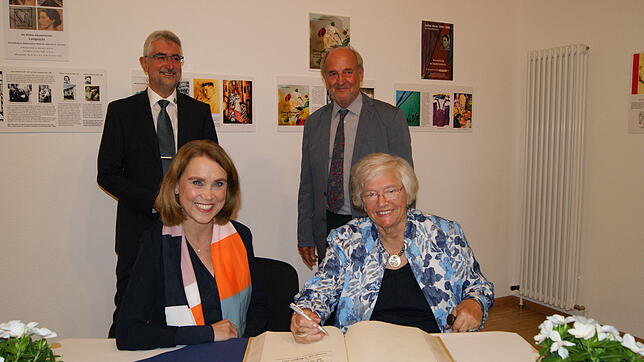 Eintrag ins Goldene Buch der Stadt Wehr: Bürgermeister Michael Thater und der Vorsitzende des Freundeskreises Stadtmuseum, Armin ...