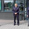 Polizeipräsident Hubert Wörner (links) begrüßt Polizeihauptkommissar Georg Lautenschläger und verabschiedet den Leiter des ...
