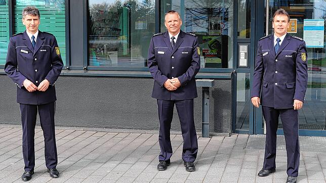 Polizeipräsident Hubert Wörner (links) begrüßt Polizeihauptkommissar Georg Lautenschläger und verabschiedet den Leiter des ...