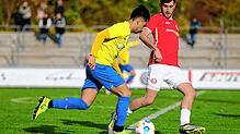 Der FC Singen 04 (links Richard Gertsch) steht vor einem wichtigen Heimspiel im Abstiegskampf, der SC Pfullendorf (rechts Andreas Romeo) ...