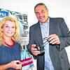 Alexandra Laufer-Müller (links) von AP&S und Christoph Kluge begutachten die neue Augmented-Reality-Brille, die bald zum Einsatz kommt.