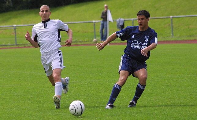 Zweite Heimat: Insgesamt acht Jahre spielte Tolga Polat (links, gegen den damaligen Wehrer Michael Schwald) für den FC Steinen-Höllstein.