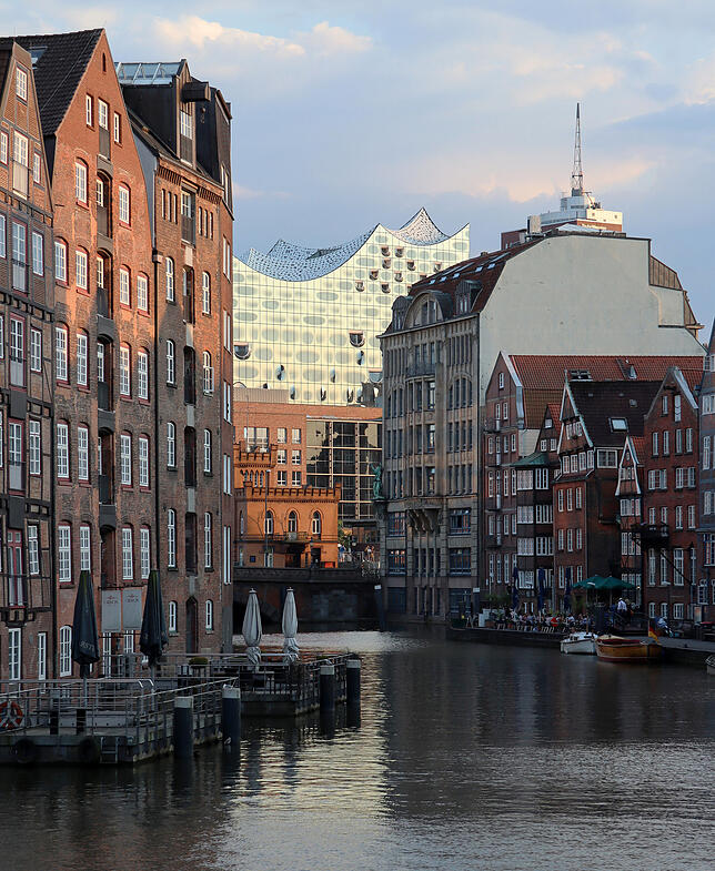Ein Blick in die Hamburger Speicherstadt. Hinten die Elbphilharmonie. Höhere Fluten gefährden das Unesco-Weltkulturerbe.