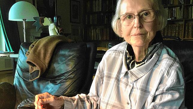 Dieses Bild von Doris Epple ist wenige Tage vor ihrem Tod entstanden. Hier zeigt sie die von ihr kunstvoll von Hand verzierten Ostereier.