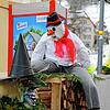 Roman Maier, Inhaber der gleichnamigen Bäckerei, hat es sich nicht nehmen lassen, vor der Filiale in Laufenburg/CH fasnächtliche Figuren ...