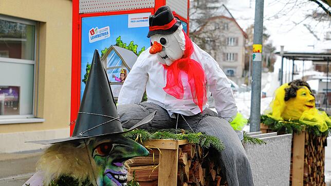 Roman Maier, Inhaber der gleichnamigen Bäckerei, hat es sich nicht nehmen lassen, vor der Filiale in Laufenburg/CH fasnächtliche Figuren ...