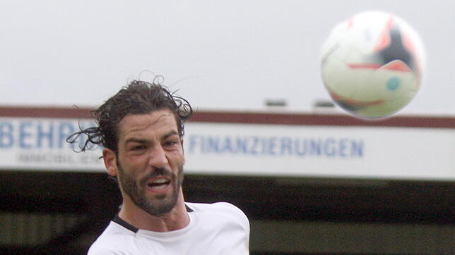 Bei seinem Kopfballtreffer zum 1:2 im Pokalspiel gegen Oberachern prallte FC 08-Spieler Mauro Chiurazzi mit einem Gegenspieler zusammen ...