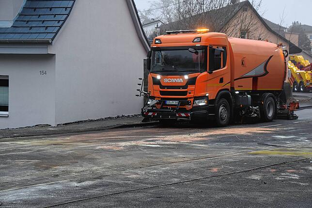 Bild 7: Der Tag nach dem Gefahrgut-Unfall: Bilder von der Lastwagen-Bergung und Straßenreinigung
