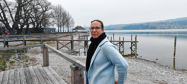 Direktorin Julia Röpke am Ufer, das an die Grünfläche des Hotels grenzt.