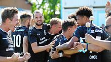 Jubel nach dem Abpfiff. Die Spieler des SC Konstanz-Wollmatingen feiern den Verbandsliga-Aufstieg.