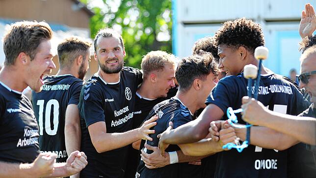 Jubel nach dem Abpfiff. Die Spieler des SC Konstanz-Wollmatingen feiern den Verbandsliga-Aufstieg.