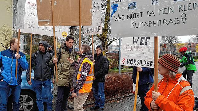 Versammlungsleiter Thorben Kleeh weist mutmaßliche Verschwörungstheoretiker zurück, die sich einfach an den Zug angehängt haben.