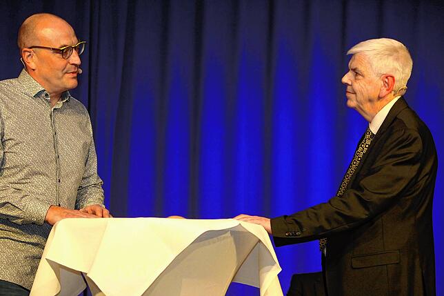 Thomas Hildebrandt und Olaf Wübbe (von links) bei der SÜDKURIER-Podiumsdiskussion im Kursaal.