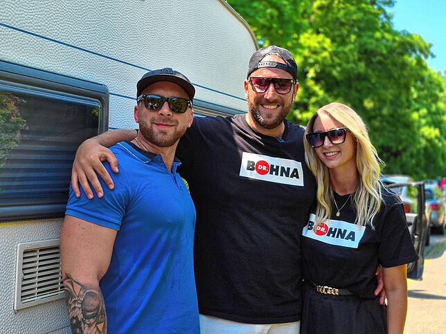Sascha Bohners (Mitte) Freundin Raffaela Scondo gehört mittlerweile fest zum Bodensee-Boys-Team dazu. Kennengelernt hat sich das Paar ...
