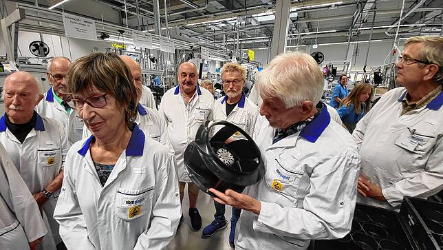 Manfred Klett nimmt einen Ventilator genau unter die Lupe.