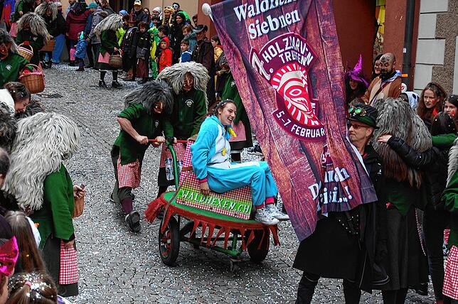 60 Zünfte, Guggenmusiken und Hästräger gaben sich am Sonntag beim großen grenzüberschreitenden Fasnachtsumzug die Ehre und kamen nach ...